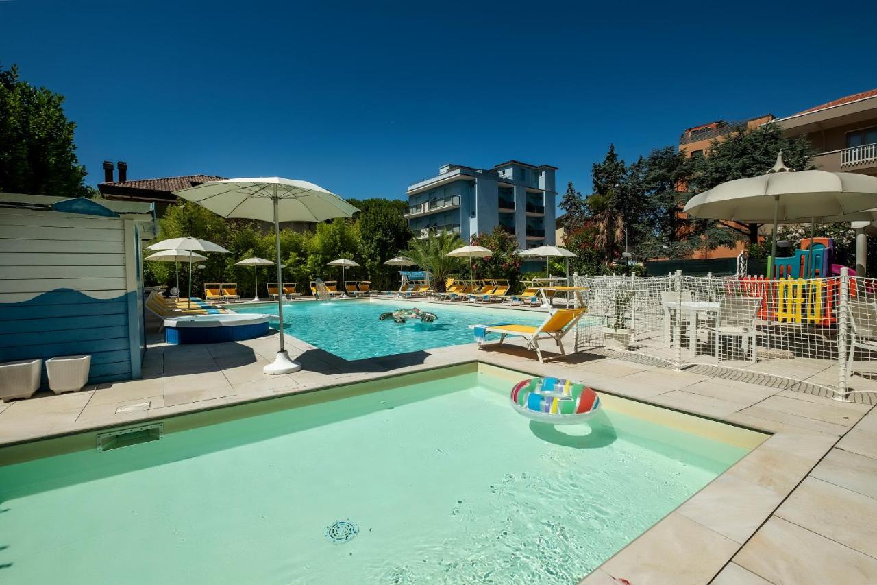 Hotel Tre Rose Riccione Buitenkant foto