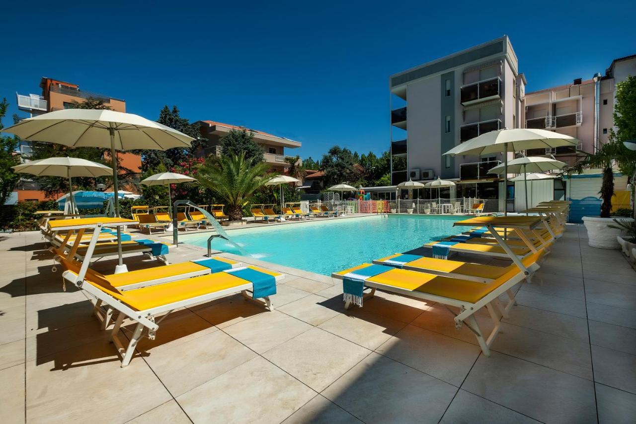 Hotel Tre Rose Riccione Buitenkant foto