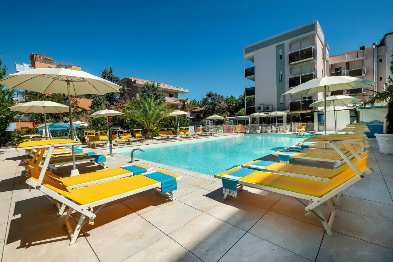 Hotel Tre Rose Riccione Buitenkant foto