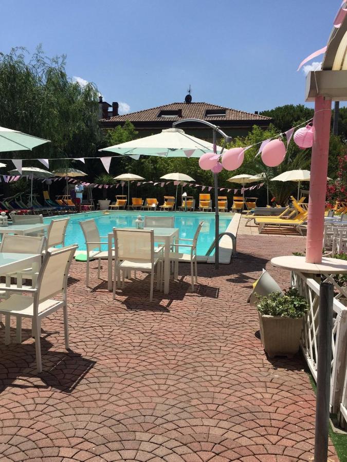 Hotel Tre Rose Riccione Buitenkant foto