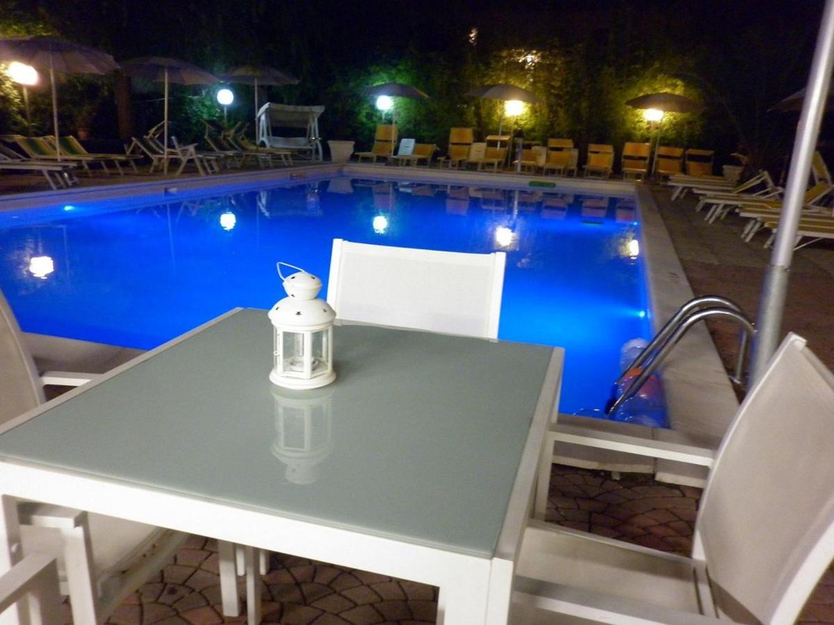 Hotel Tre Rose Riccione Buitenkant foto