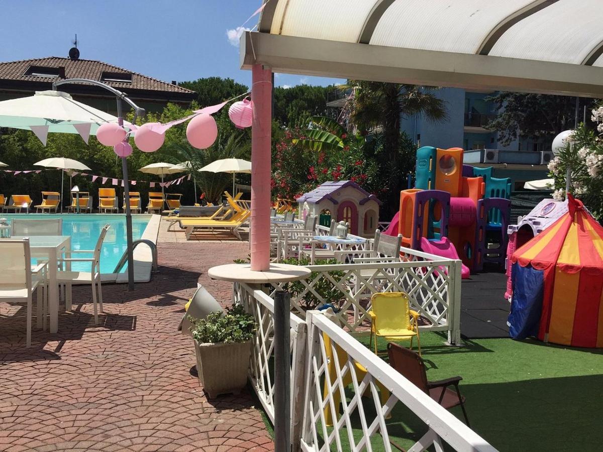 Hotel Tre Rose Riccione Buitenkant foto