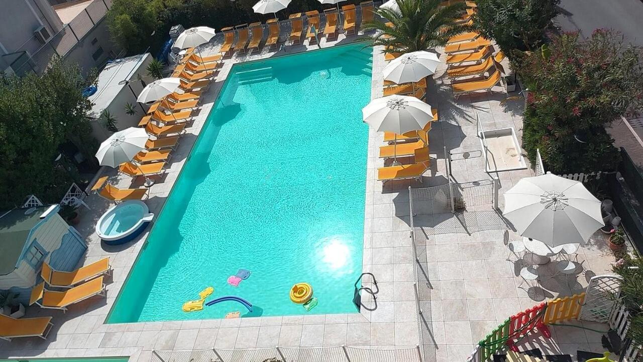 Hotel Tre Rose Riccione Buitenkant foto