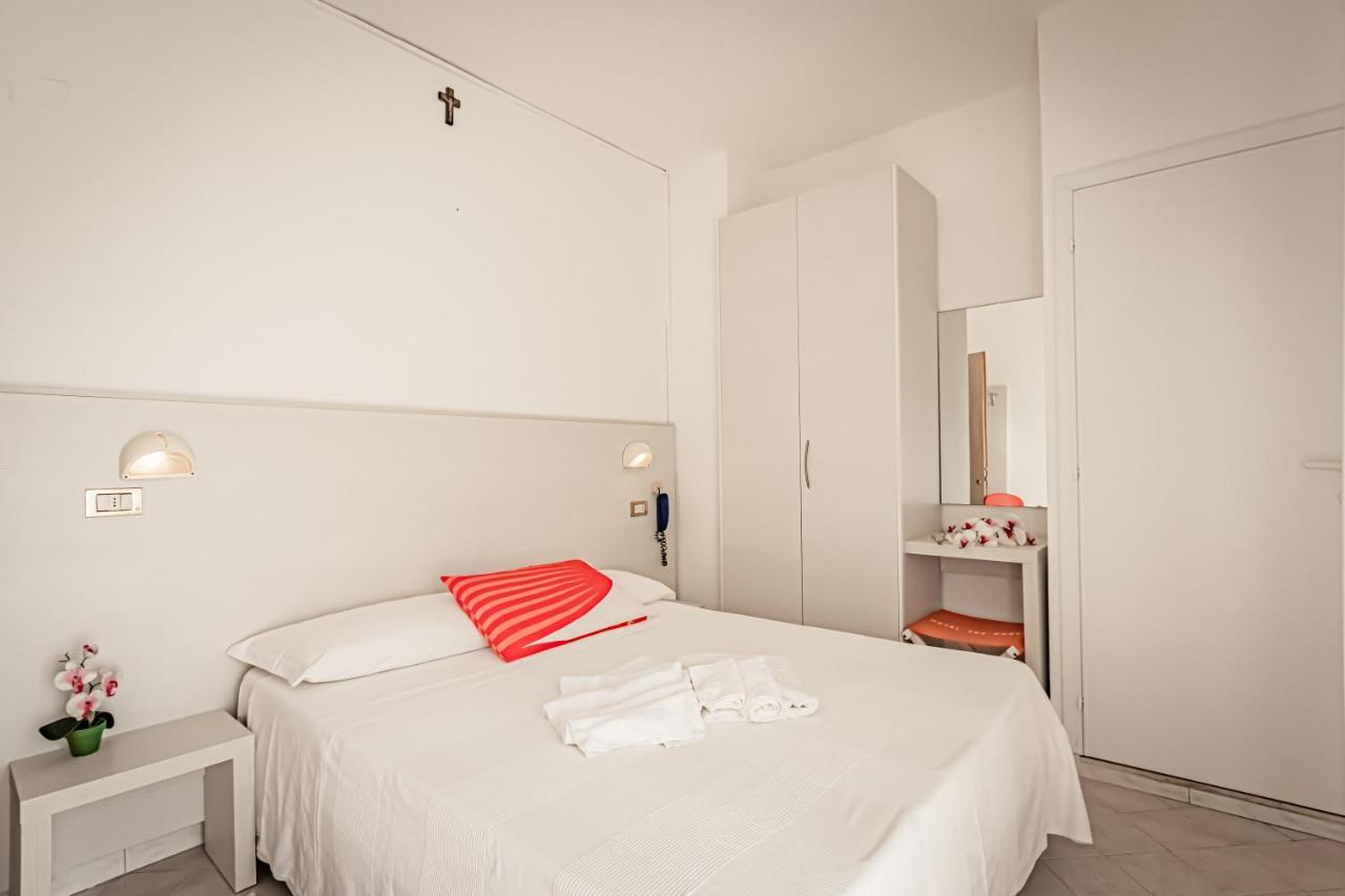 Hotel Tre Rose Riccione Buitenkant foto
