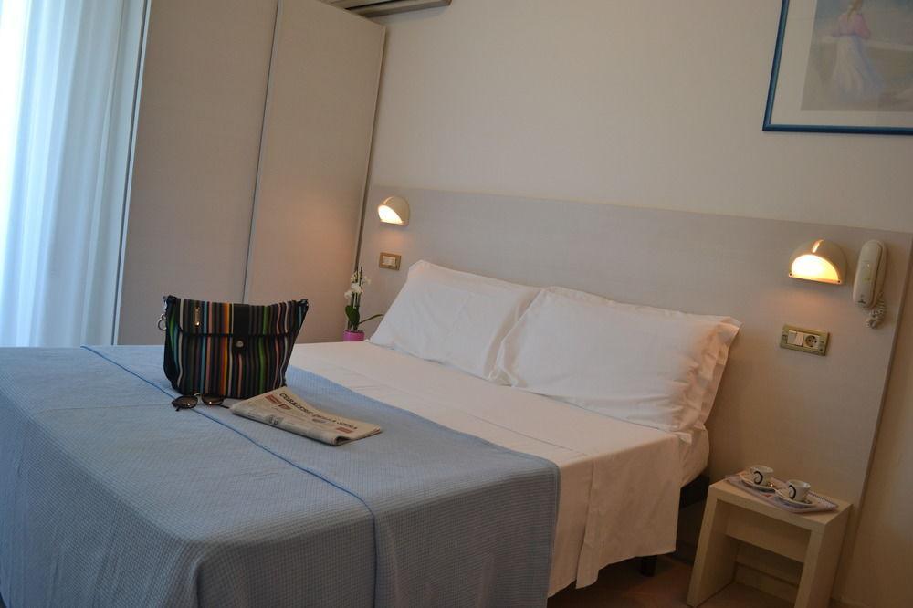 Hotel Tre Rose Riccione Buitenkant foto