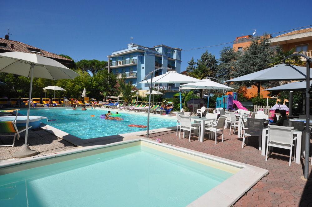 Hotel Tre Rose Riccione Buitenkant foto