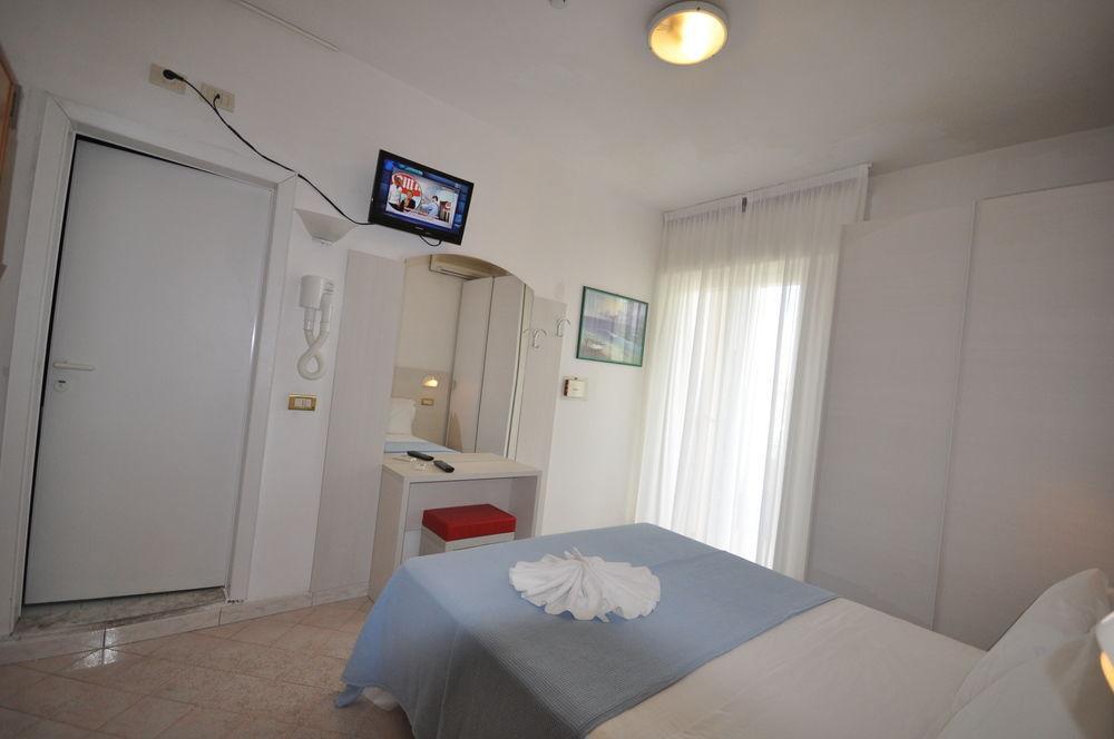 Hotel Tre Rose Riccione Buitenkant foto