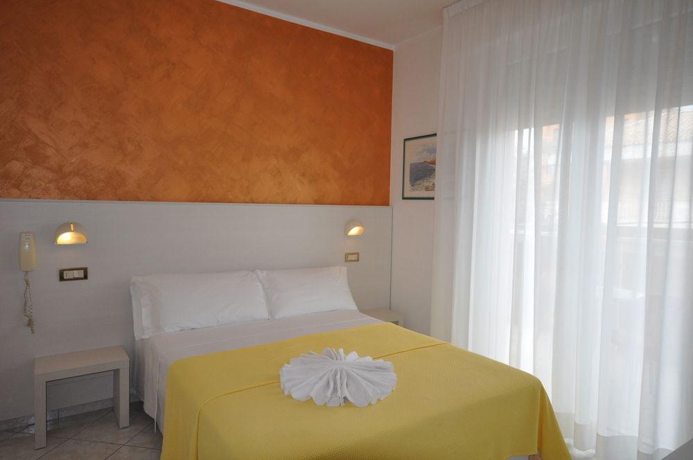 Hotel Tre Rose Riccione Buitenkant foto