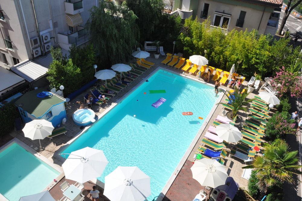 Hotel Tre Rose Riccione Buitenkant foto