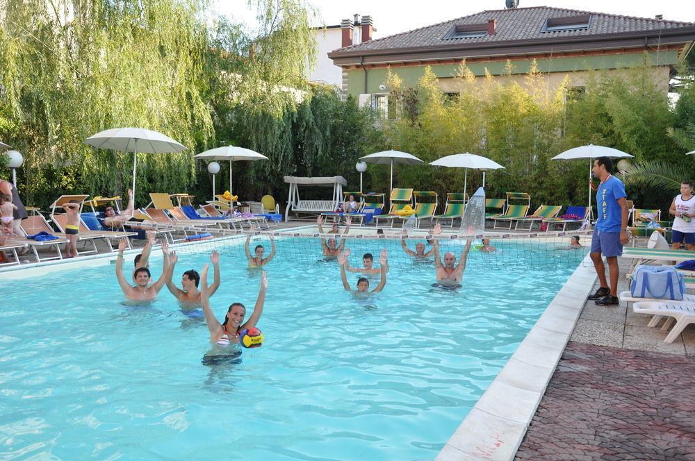 Hotel Tre Rose Riccione Buitenkant foto
