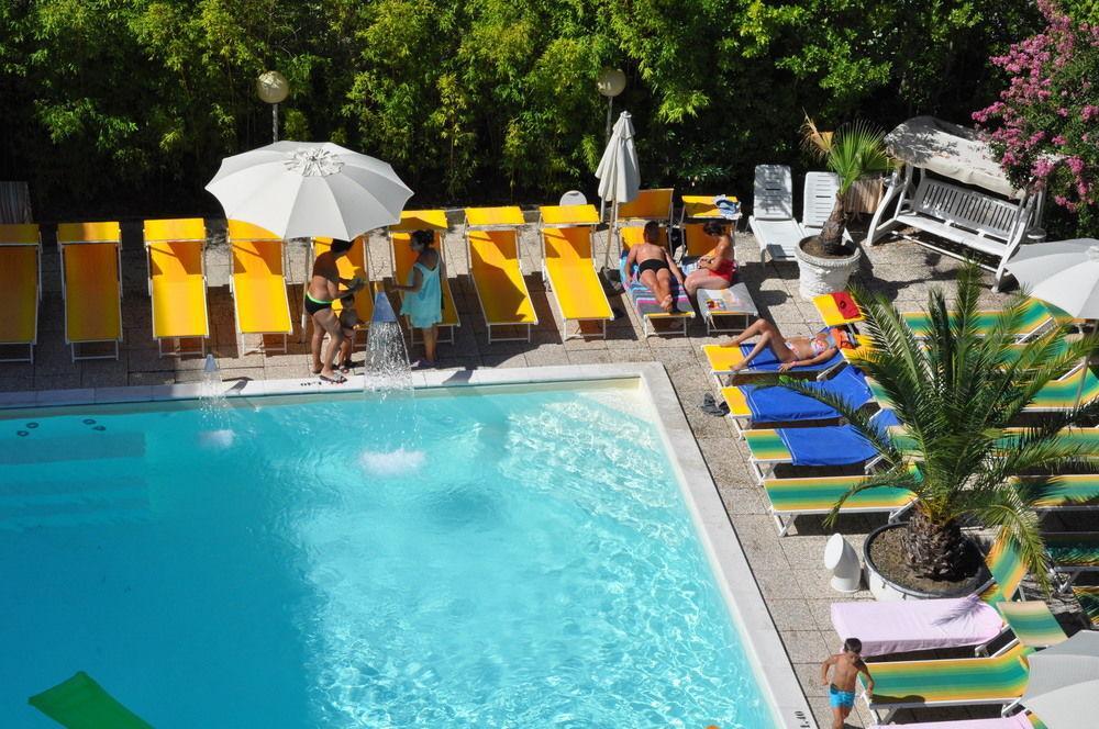 Hotel Tre Rose Riccione Buitenkant foto