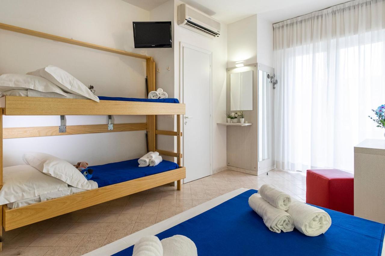 Hotel Tre Rose Riccione Buitenkant foto