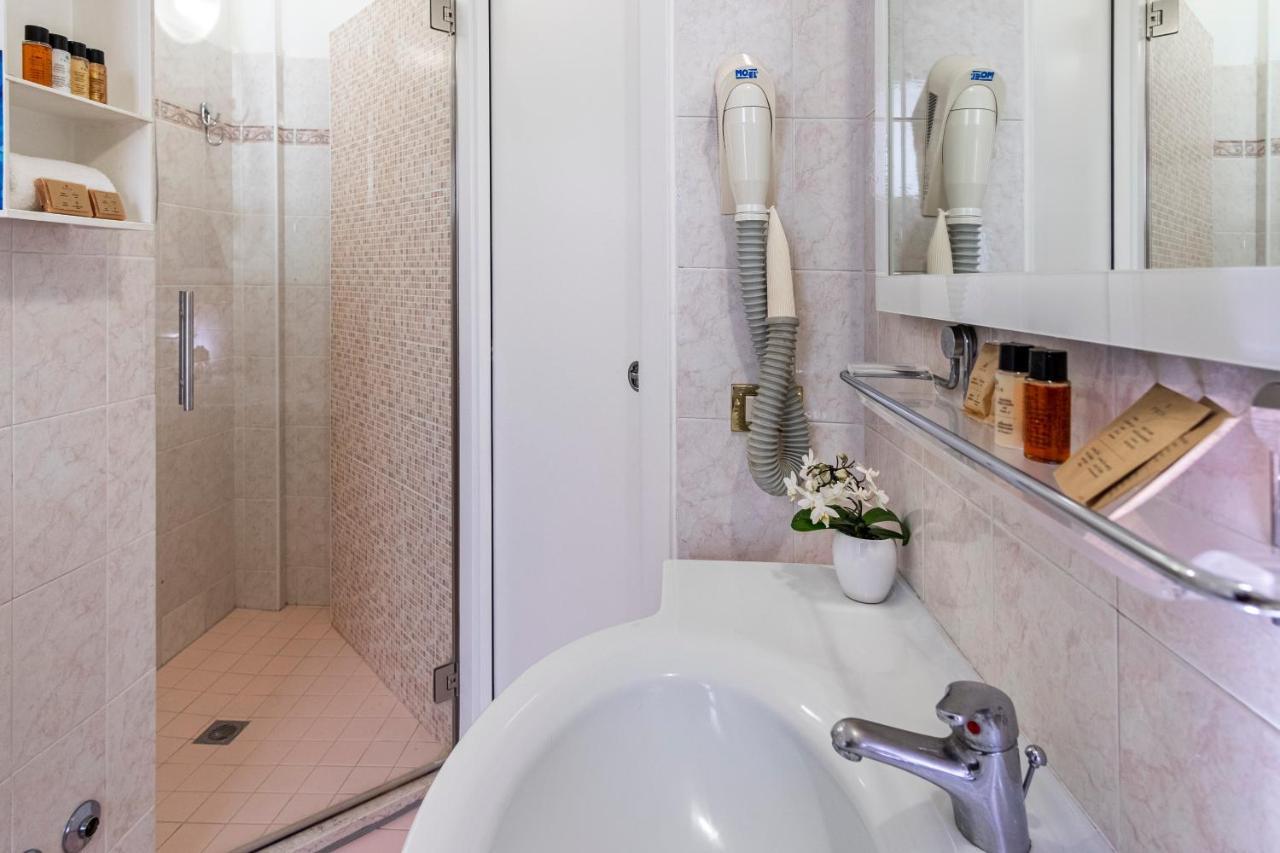 Hotel Tre Rose Riccione Buitenkant foto
