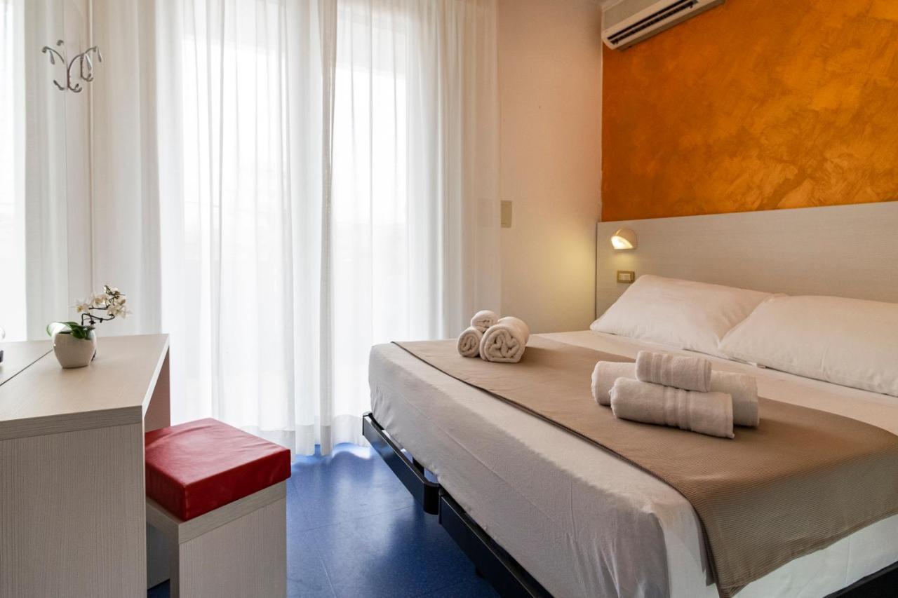 Hotel Tre Rose Riccione Buitenkant foto