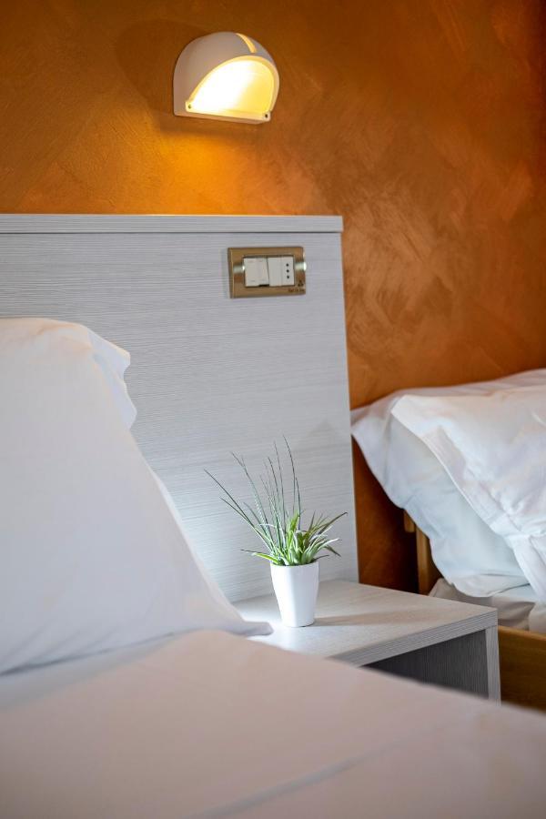 Hotel Tre Rose Riccione Buitenkant foto